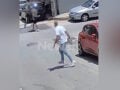 Πειραιάς: Η στιγμή που τα δυο αδέρφια τρέχουν να γλιτώσουν από τον 77χρονο με την τρίαινα