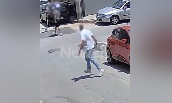 Πειραιάς: Η στιγμή που τα δυο αδέρφια τρέχουν να γλιτώσουν από τον 77χρονο με την τρίαινα