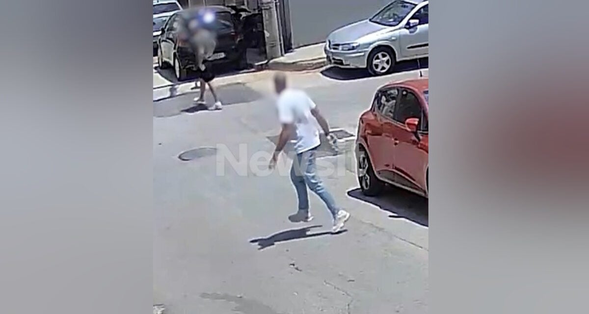 Πειραιάς: Τα δυο αδέρφια τρέχουν να γλιτώσουν από τον 77χρονο με την τρίαινα