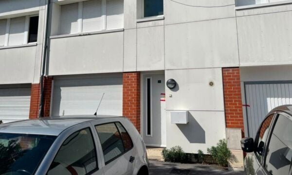 Γαλλία: Δίδυμα κοριτσάκια 15 μηνών βρέθηκαν νεκρά από αφυδάτωση – Συνελήφθησαν οι γονείς τους