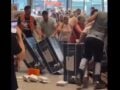 Γαλλία: Κατάστημα με κλιματιστικά λόγω του ακραίου καύσωνα – Πελάτες έτρεχαν στους διαδρόμους μόλις άνοιξαν οι πόρτες