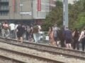 Παρίσι: Εκατοντάδες επιβάτες εγκλωβίστηκαν σε βαγόνια προαστιακού και περπάτησαν στις ράγες έπειτα από μπλακ άουτ – ΒΙΝΤΕΟ