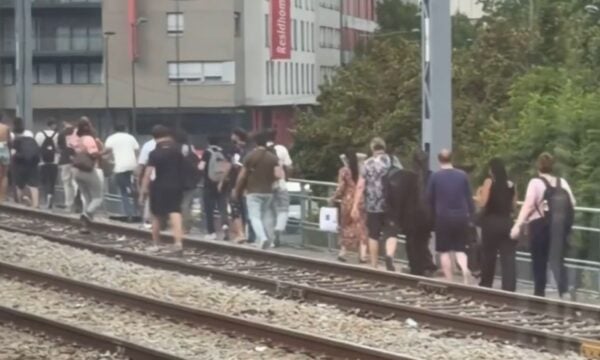 Παρίσι: Εκατοντάδες επιβάτες περπάτησαν στις ράγες έπειτα από μπλακ άουτ σε βαγόνια προαστιακού – ΒΙΝΤΕΟ
