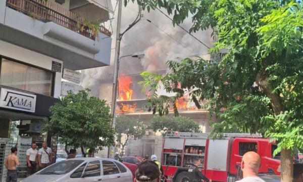 Φωτιά σε διώροφο κτίριο στην Καλλιθέα: Άμεση επέμβαση της Πυροσβεστικής