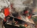 Φωτιά στην Καλλιθέα: Η στιγμή της έκρηξης και τα πρώτα πυροσβεστικά στο σημείο