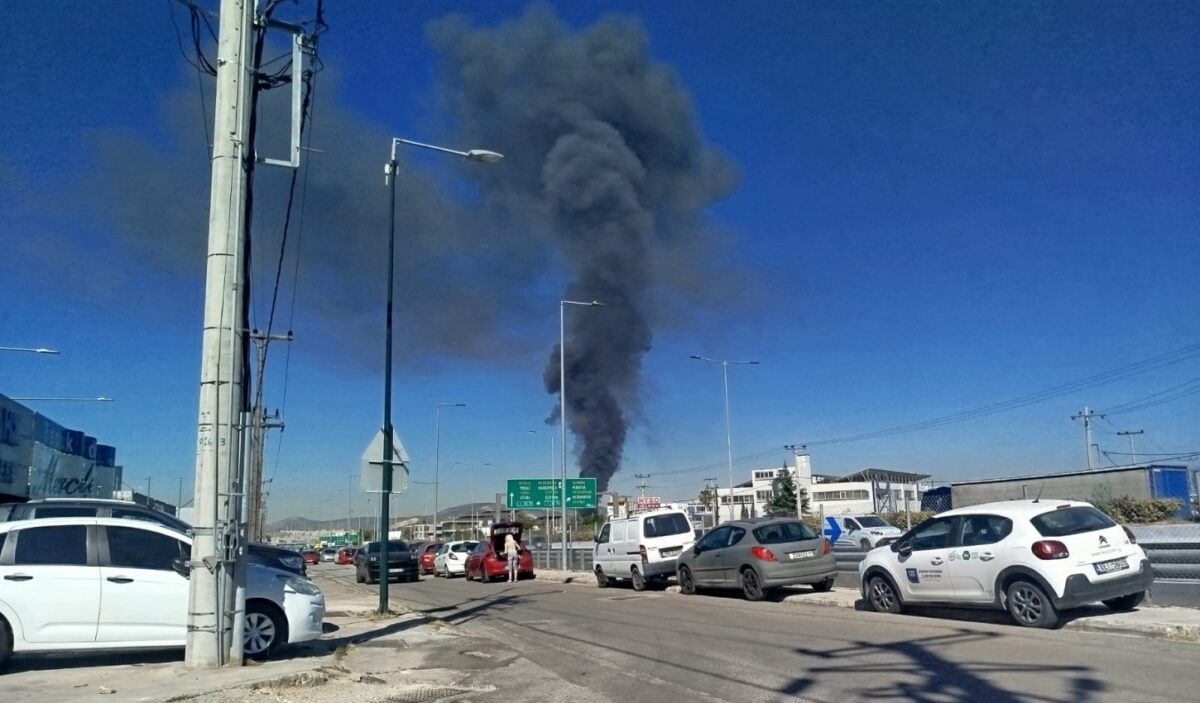 Φωτιά στο Μενίδι, σε επιχείρηση με ανταλλακτικά αυτοκινήτων: Πάνω από 10 πυροσβέστες παλεύουν με τις φλόγες