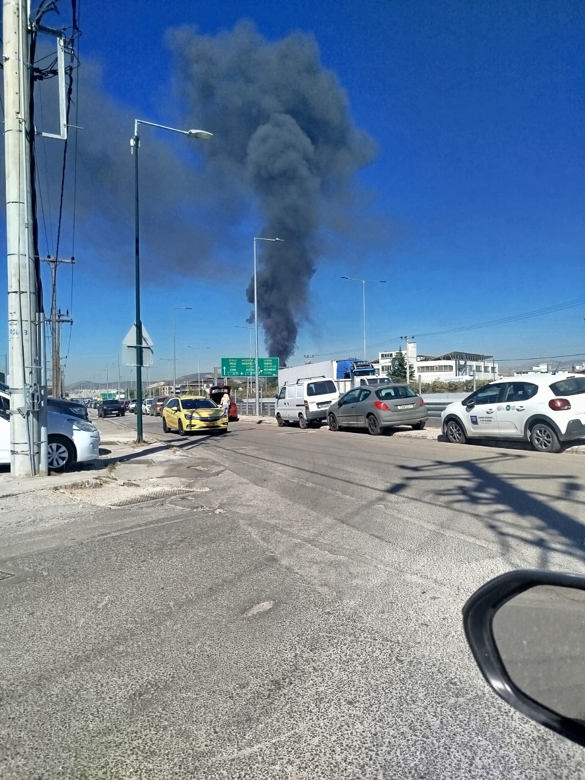 Φωτιά στο Μενίδι σε επιχείρηση με ανταλλακτικά αυτοκινήτων: Πάνω από 10 πυροσβέστες παλεύουν με τις φλόγες