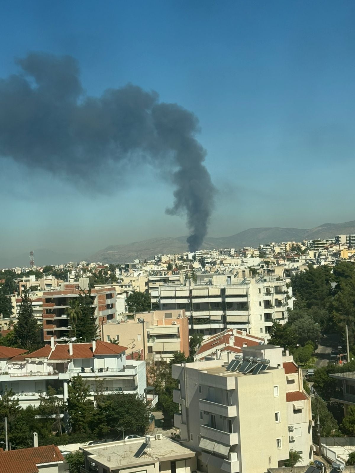 Φωτιά στο Μενίδι σε επιχείρηση με ανταλλακτικά αυτοκινήτων: Πάνω από 10 πυροσβέστες παλεύουν με τις φλόγες