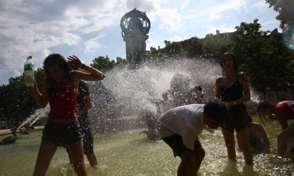 Κύμα καύσωνα στην Ευρώπη: Η Γαλλία βίωσε την πιο ζεστή νύχτα των τελευταίων 7 ετών, 49 νομοί σε κόκκινο συναγερμό