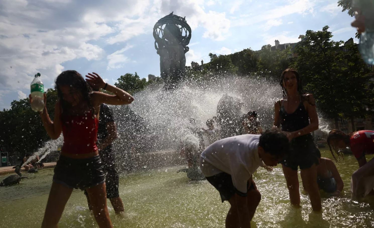 Κύμα καύσωνα στην Ευρώπη: Η Γαλλία βίωσε την πιο ζεστή νύχτα των τελευταίων 7 ετών, 49 νομοί σε κόκκινο συναγερμό