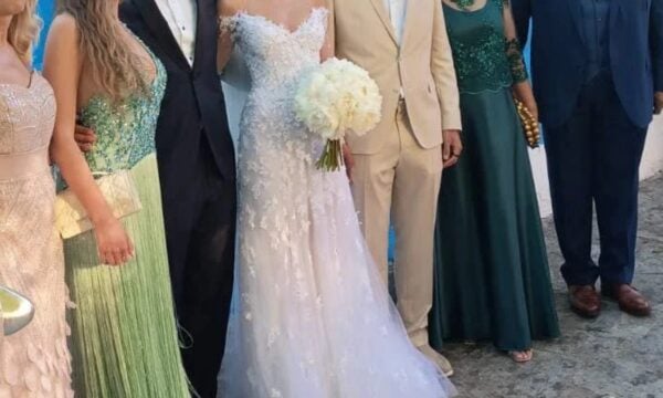 Γάμος στην ελληνική showbiz: Παντρεύτηκαν μετά από 10 χρόνια – Το νυφικό και η σύζυγος (Βίντεο και φωτογραφίες)