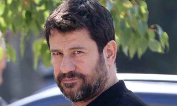 Αλέξης Γεωργούλης: Οι επαναλήψεις του «Είσαι το ταίρι μου» είναι «πλύση εγκεφάλου» – Τι αποκάλυψε για τον έρωτα (Βίντεο)