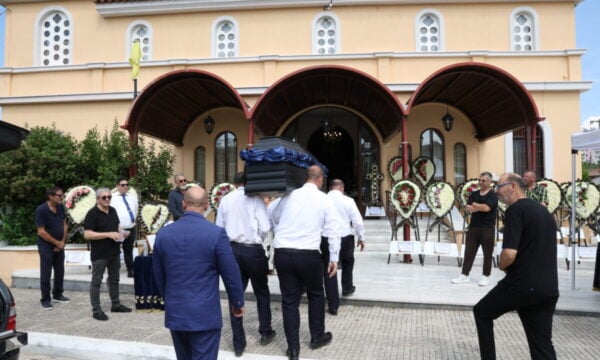 Τάκης Γκώνιας: Το τελευταίο αντίο στον ποδοσφαιριστή – Στεφάνι από Βαγγέλη Μαρινάκη και ΠΑΕ Ολυμπιακός