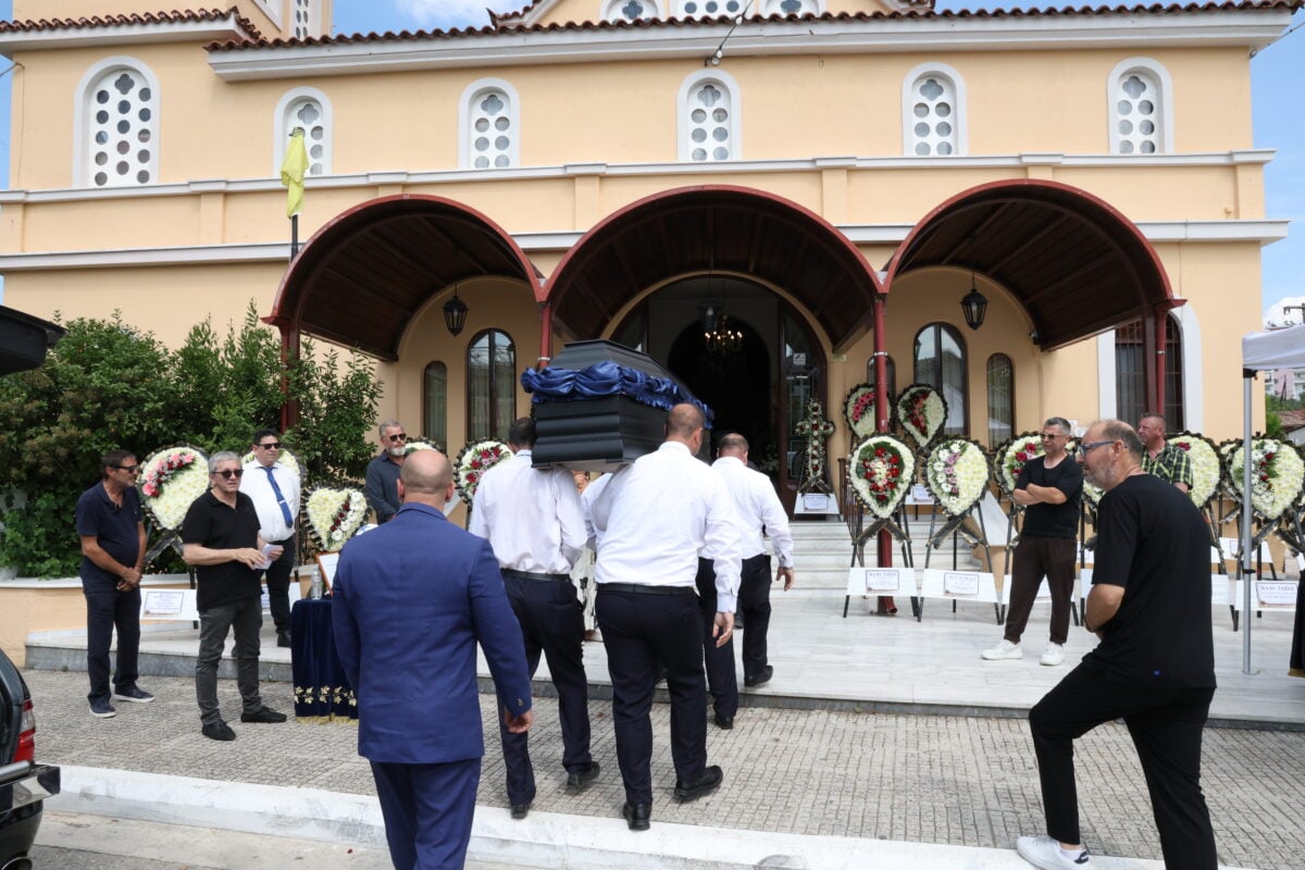 Τάκης Γκώνιας: Το τελευταίο αντίο στον ποδοσφαιριστή – Στεφάνι από Βαγγέλη Μαρινάκη και ΠΑΕ Ολυμπιακός