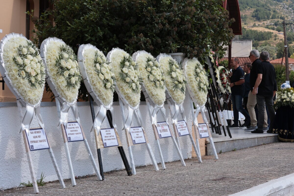 Τάκης Γκώνιας: Το τελευταίο αντίο στον ποδοσφαιριστή – Στεφάνι από Βαγγέλη Μαρινάκη και ΠΑΕ Ολυμπιακός