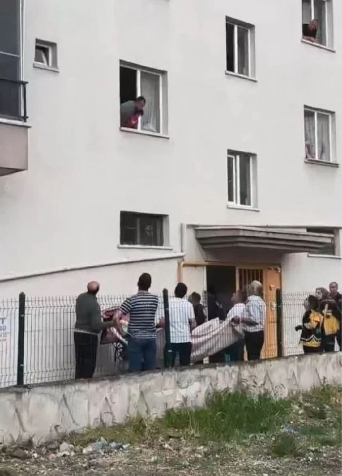 Πανικός στην Άγκυρα: Πατέρας κρέμασε την 3χρονη κόρη του από το παράθυρο με μαχαίρι στο χέρι – Επέμβαση ειδικών δυνάμεων στο διαμέρισμα 2 Πηγή: Demirören Haber Ajansı