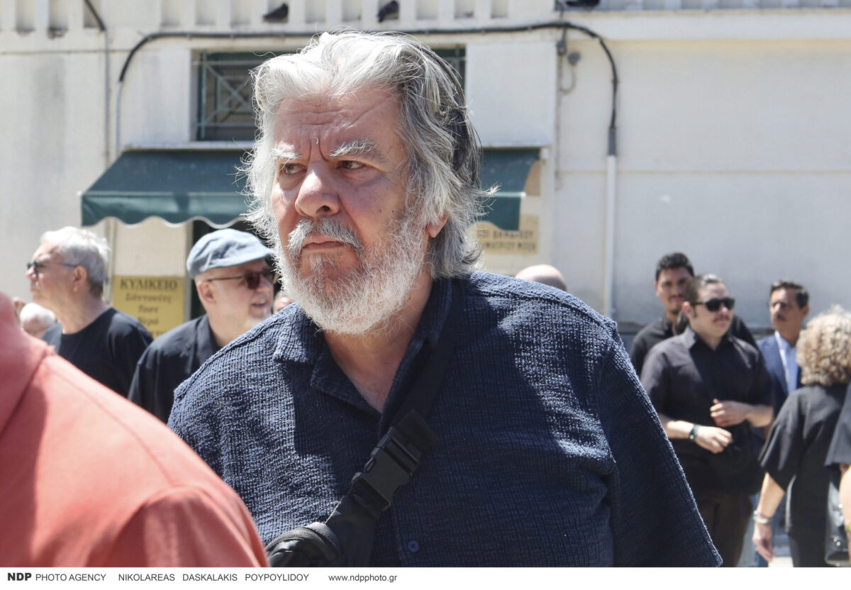 Κηδεία Σωτήρη Τσόγκα: Το τελευταίο αντίο στον ηθοποιό – Συντετριμμένη η σύζυγός του, Μαίρη Ραζή 29 χαλακατεβσκης