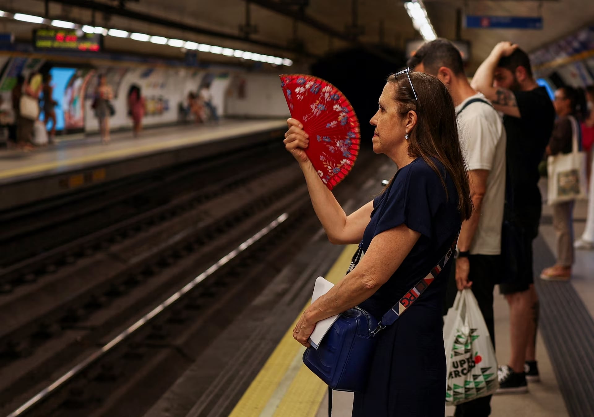 Η Ευρώπη «ψήνεται» στον καύσωνα: Η Γαλλία κατέγραψε την πιο ζεστή ημέρα της ιστορίας της και το Παρίσι έγινε… Μέκκα – Το Λονδίνο ξεπέρασε την Καλκούτα