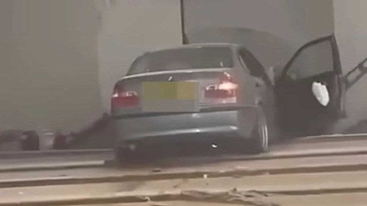 Τροχαίο στην Αγγλία: BMW μπήκε μέσα σε αίθουσα μπόουλινγκ και διέλυσε 16 διαδρόμους 3 Τροχαίο στην Αγγλία: BMW μπήκε μέσα σε αίθουσα μπόουλινγκ και διέλυσε 16 διαδρόμους
