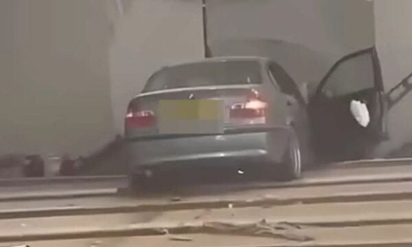 Τροχαίο στην Αγγλία: BMW μπήκε μέσα σε αίθουσα μπόουλινγκ και διέλυσε 16 διαδρόμους