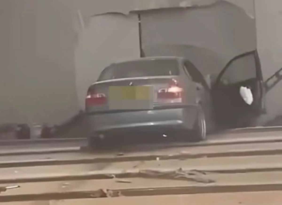 Τροχαίο στην Αγγλία: BMW μπήκε μέσα σε αίθουσα μπόουλινγκ και διέλυσε 16 διαδρόμους