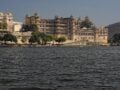 Ινδός λέει ότι δεν έχει καθίσει ούτε ξαπλώσει εδώ και χρόνια ως τάμα στον Σίβα (BINTEO)