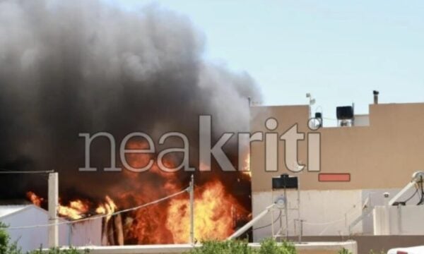 Φωτιά σε αποθήκη ξυλείας στο Ηράκλειο, κοντά σε σπίτια