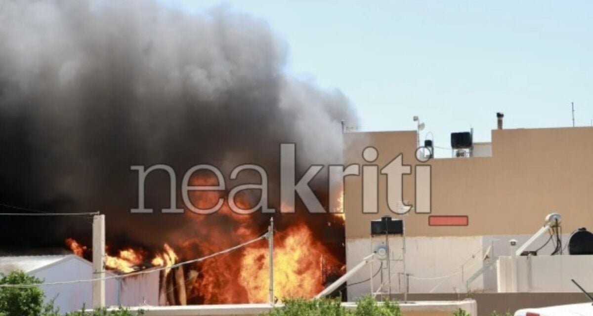 Φωτιά σε αποθήκη ξυλείας στο Ηράκλειο, κοντά σε σπίτια