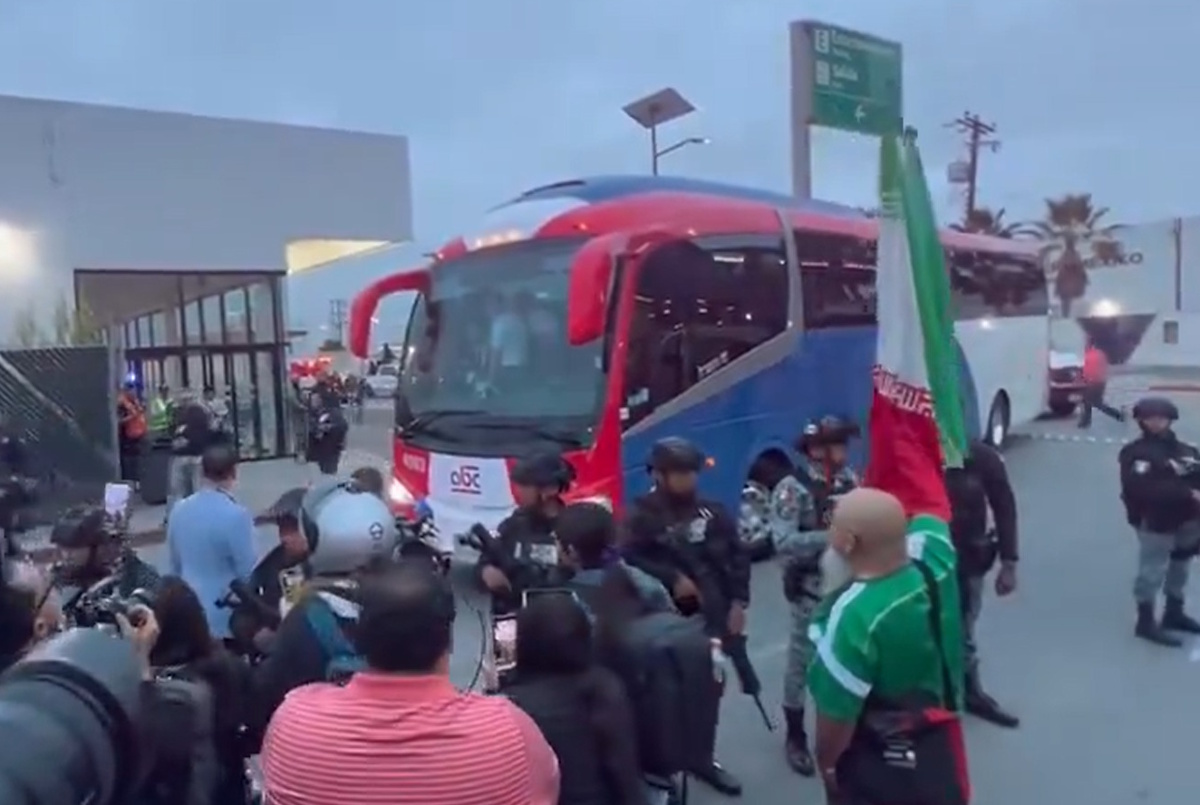 Το Ιράν έφτασε στο Μεξικό ενόψει Μουντιάλ με τέσσερις ώρες καθυστέρηση και έντονη αστυνομική επιτήρηση