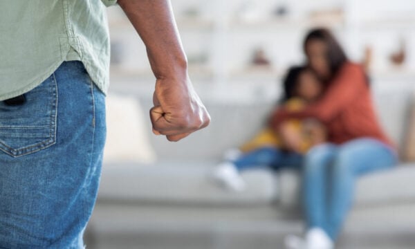 Αιγιαλεία: Καταγγελία για ενδοοικογενειακή βία σε βάρος πρώην στρατιωτικού – «Έβλεπα σημάδια στο σώμα του ΑμεΑ γιου μου»