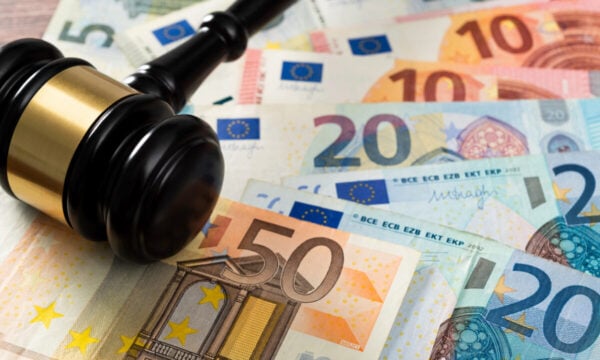 Αρχή Ελέγχου της Αγοράς: Κατασχέθηκαν 15.282 προϊόντα μαϊμού – Εντατικοποιούνται τα πρόστιμα σε επιχειρήσεις παραλιών