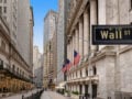 Wall Street: Με μεικτά πρόσημα έκλεισαν οι αμερικανικές μετοχές – Σε νέο ρεκόρ ο Dow Jones
