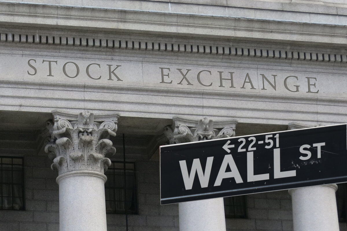 Wall Street: Άνοδος για τον Dow Jones ενώ οι μετοχές των chips επιβράδυναν τον Nasdaq