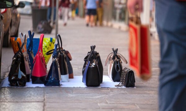 Κατάσχεση 20.035 προϊόντων «μαϊμού» σε Θεσσαλονίκη και Ρόδο – Πρόστιμα 173.500 ευρώ από την Αρχή Ελέγχου της Αγοράς