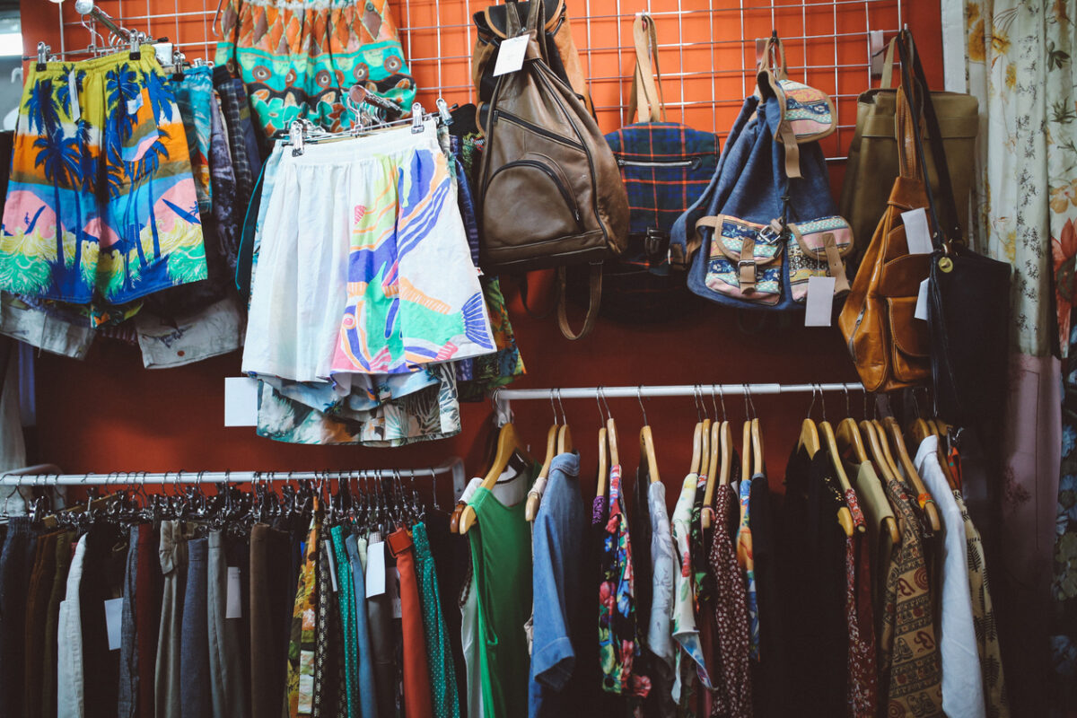 ΕΣΑ: Στο επίκεντρο τα καταστήματα second hand – Καταγγελίες για αθέμιτο ανταγωνισμό στο λιανεμπόριο ρούχων και παπουτσιών