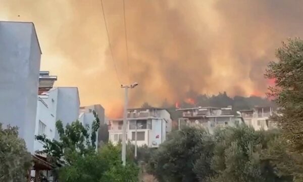 Τουρκία: Μεγάλη φωτιά στη Σμύρνη – Απειλεί κατοικημένες περιοχές – ΒΙΝΤΕΟ