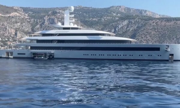 Στην Βάρκιζα το superyacht του ιδρυτή του Whatsapp: Ο Jan Koum και το υπερπολυτελές Moonrise των 220 εκ. δολαρίων