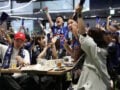 Οι απίστευτοι Ιάπωνες πανηγύρισαν την ισοπαλία με την Ολλανδία στο Μουντιάλ σε δρόμο του Τόκιο, αλλά μόνο όταν άναβε πράσινο φανάρι