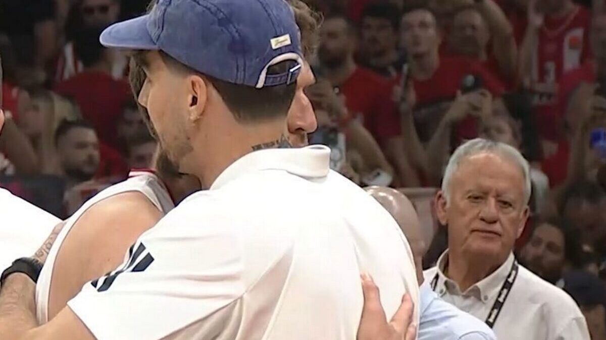 Ολυμπιακός – Παναθηναϊκός: Η αγκαλιά του Χουάντσο με τον Βεζένκοφ μετά το τέλος του 5ου τελικού της GBL 1 Ολυμπιακός – Παναθηναϊκός: Η αγκαλιά του Χουάντσο με τον Βεζένκοφ μετά το τέλος του 5ου τελικού της GBL