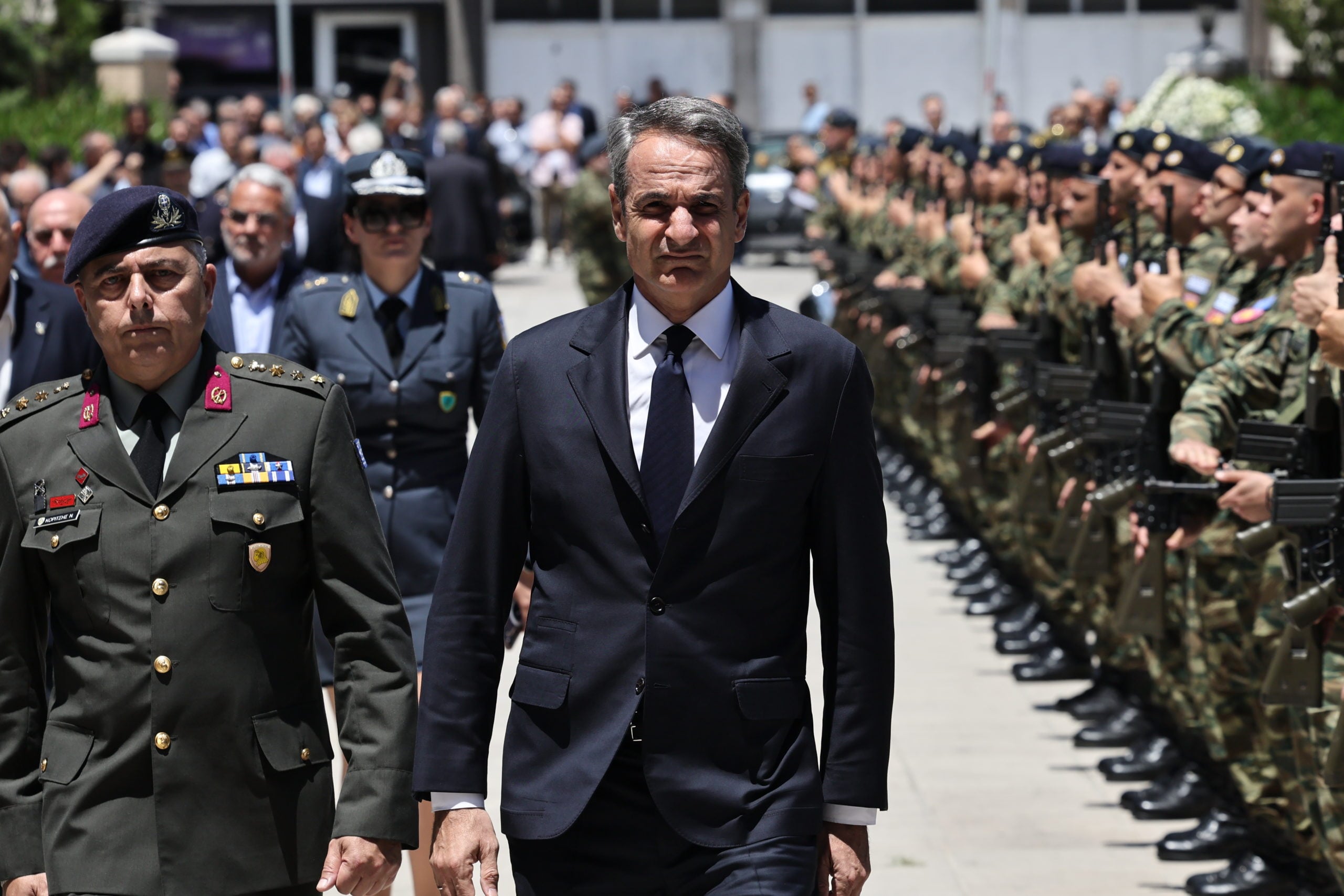 Νίκος Ταγαράς: Με συγκίνηση το ύστατο «αντίο» – Ο Μητσοτάκης στην κηδεία στην Κόρινθο – ΦΩΤΟ