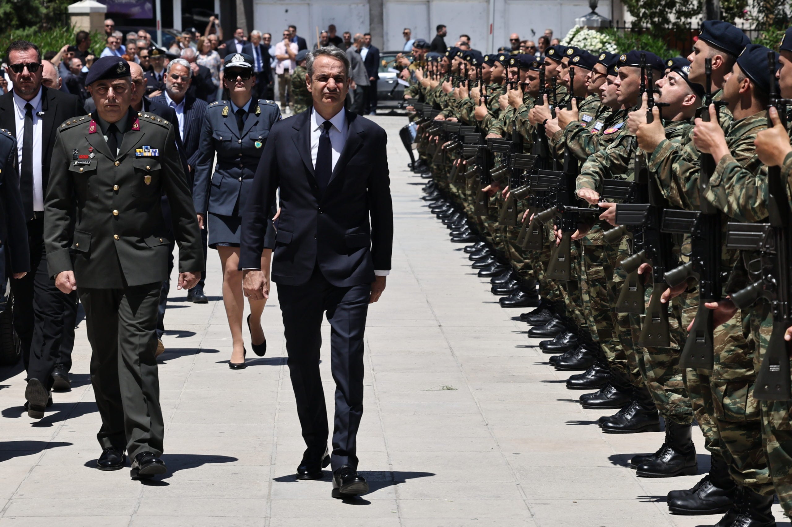 Νίκος Ταγαράς: Με συγκίνηση το ύστατο «αντίο» – Ο Μητσοτάκης στην κηδεία στην Κόρινθο – ΦΩΤΟ