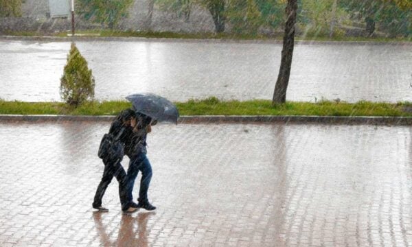 Καιρός σήμερα: 33άρια στη θερμοκρασία, βροχές και καταιγίδες σε Αττική και Θεσσαλονίκη