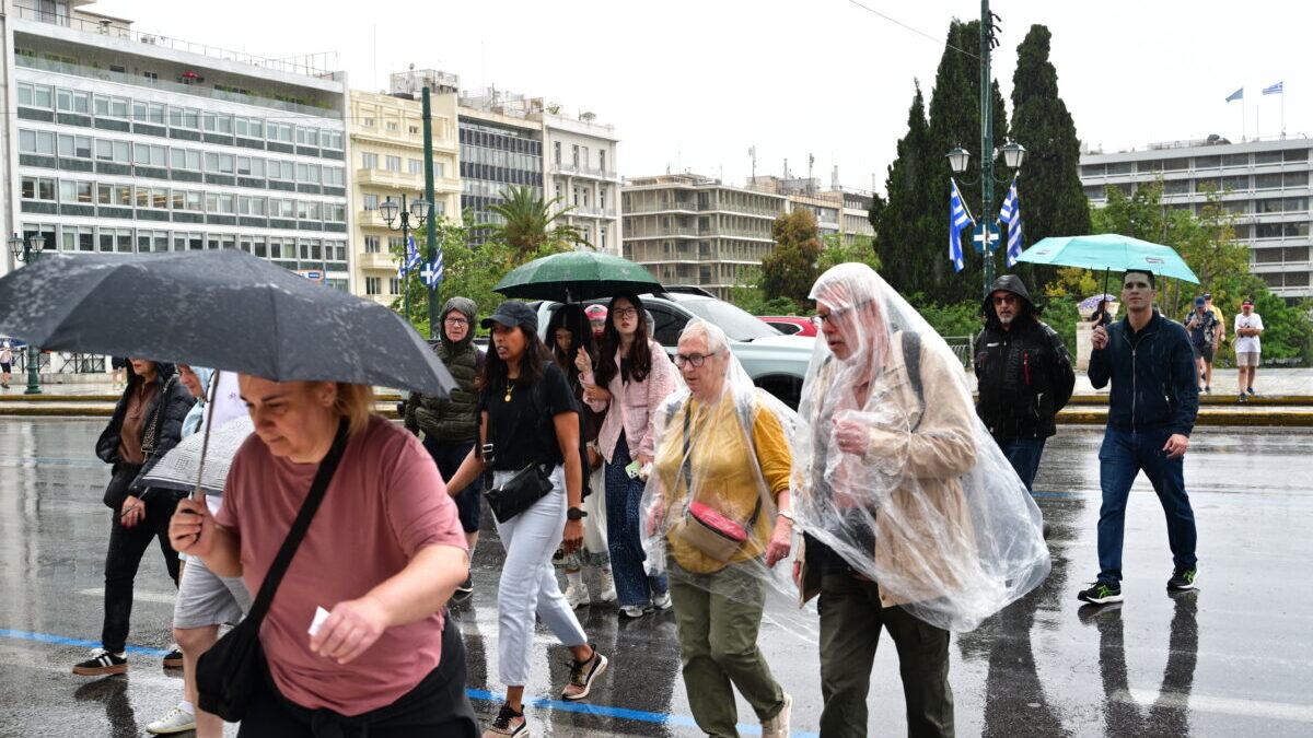 Ισχυρές καταιγίδες με χαλάζι και δυνατούς ανέμους πλήττουν την Αττική 1 Ισχυρές καταιγίδες με χαλάζι και δυνατούς ανέμους πλήττουν την Αττική