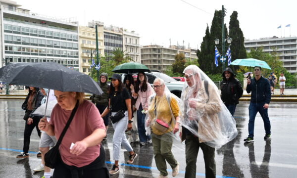 Ισχυρές καταιγίδες με χαλάζι και δυνατούς ανέμους πλήττουν την Αττική
