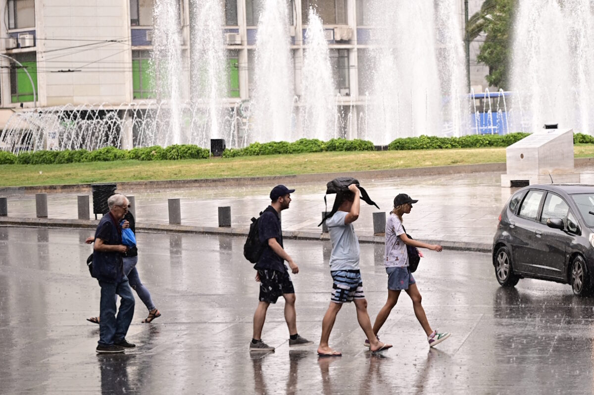 Χαλάζι και μπουρίνια σε όλη τη χώρα, 30 βαθμούς στην Αττική