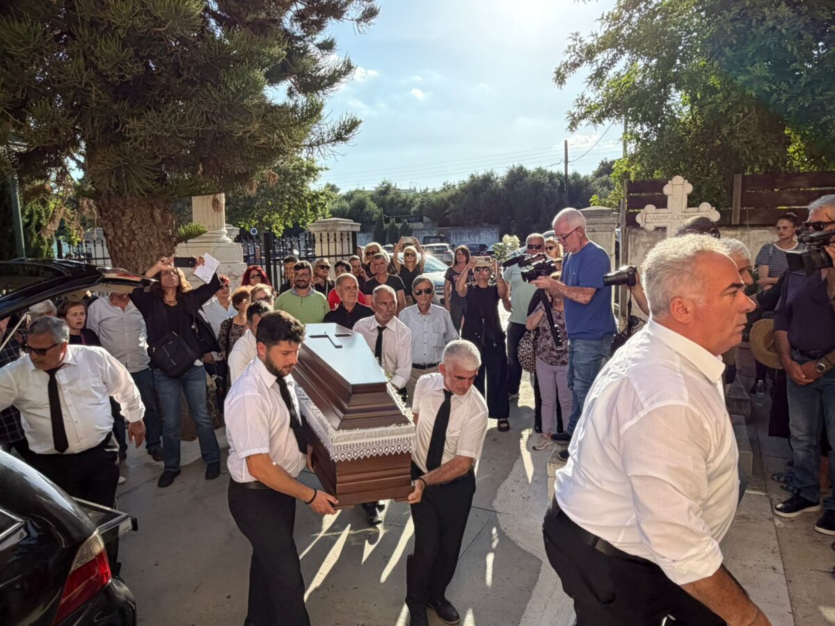 Γυναικοκτονία στην Καλαμάτα: Συγκίνηση στην κηδεία της 39χρονης μητέρας – Φίλοι και συγγενείς την αποχαιρέτησαν με λευκά άνθη