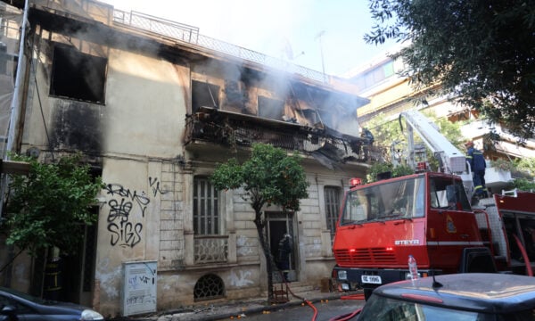 Φωτιά στην Καλλιθέα: «Ευχαριστώ όλους τους γείτονες – Υπάρχει ακόμα ανθρωπιά», λέει η κόρη της 73χρονης που πήδηξε από το μπαλκόνι