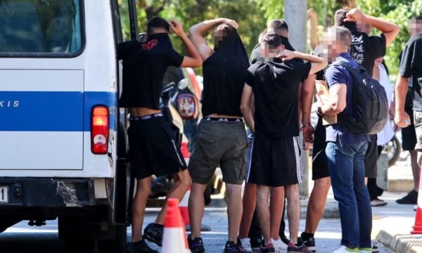 Καλλιθέα: Ο πατέρας του ανήλικου που μαχαίρωσε τον 15χρονο λέει «Ήταν σε άμυνα, τον κυνηγούσαν τρία άτομα» – Στον εισαγγελέα οι 7 συλληφθέντες