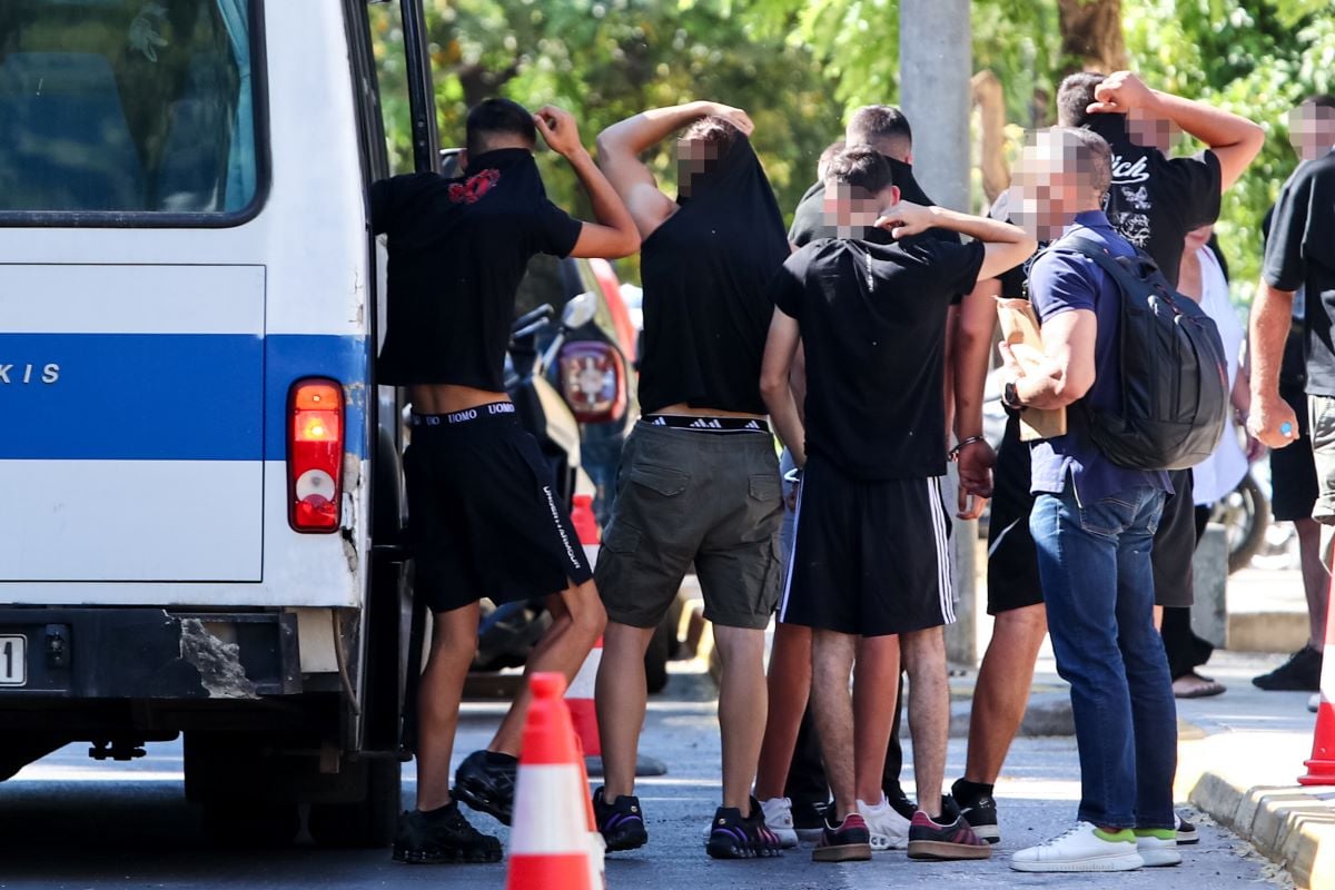 Καλλιθέα: Ο πατέρας του ανήλικου που μαχαίρωσε τον 15χρονο λέει «Ήταν σε άμυνα, τον κυνηγούσαν τρία άτομα» – Στον εισαγγελέα οι 7 συλληφθέντες