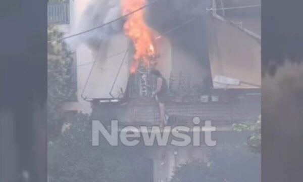 Φωτιά στην Καλλιθέα: Βίντεο από την πτώση της γυναίκας από το μπαλκόνι